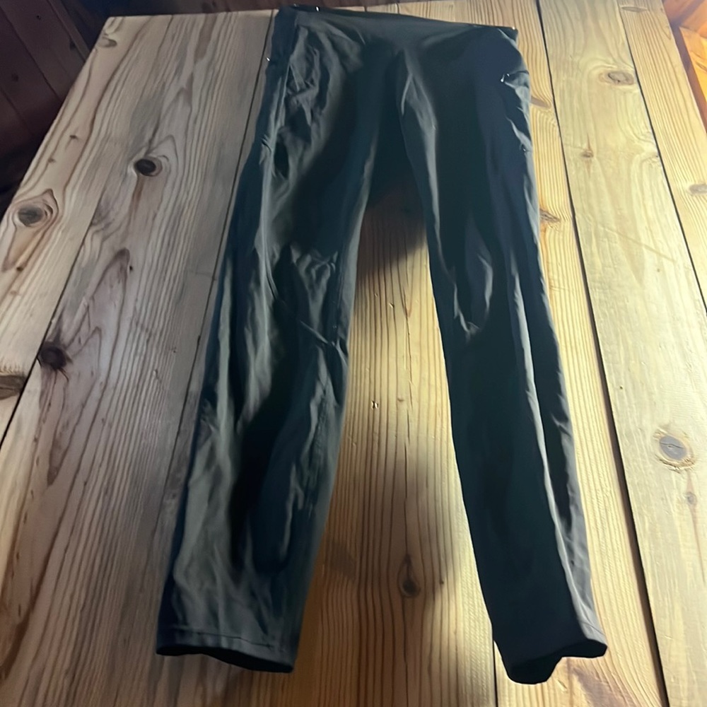 Black avia high waisted athletic leggings with pockets on the side size xs